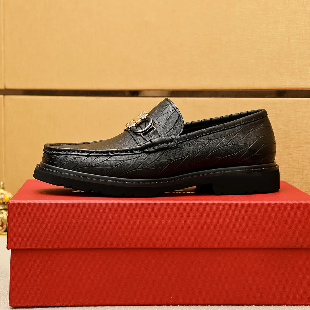 Men's shoes 💰520 💐 Product trademark: Ferragamo "Ferragamo" casual leather shoes Regular size: 38-44 (45.46🉑️customized) Product materials: Selected imported first-layer calfskin embossed upper + original hardware buckle, imported water-dyed cow leather lining. Strong three-dimensional visual effect, original outsole color: 1⃣️color optional